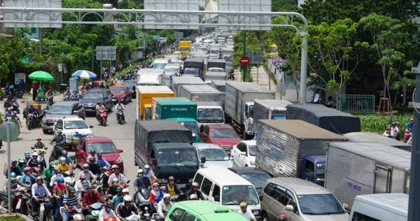 Tắc nghẽn giao thông thường xuyên tại đường Nguyễn Duy Trinh - Cần thực hiện quy hoạch mở rộng đường Nguyễn Duy Trinh